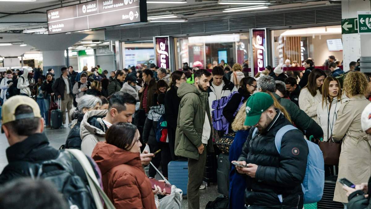 Pasajeros esperan en el vestíbulo de la estación de trenes de Madrid tras el anuncio de la suspensión del servicio debido al descarrilamiento de dos trenes en Córdoba