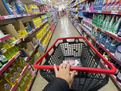 Consumo en Argentina en caída: los hogares compran menos y crece la elección de marcas económicas