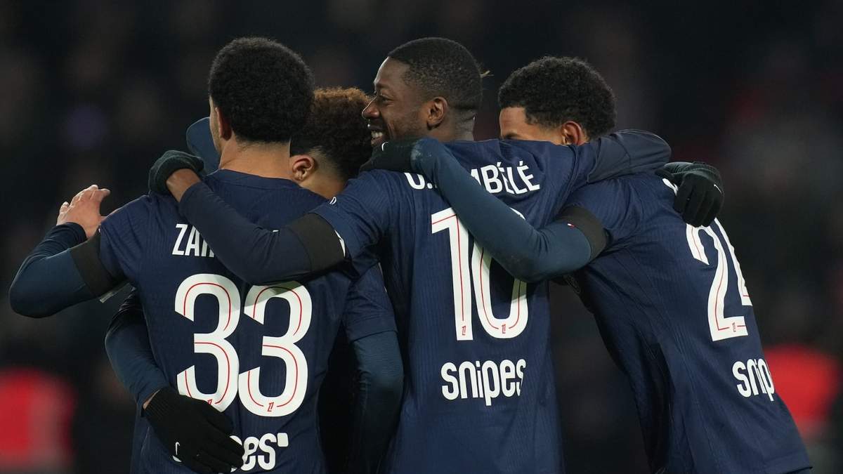 Jugadores del Paris Saint-Germain celebran un gol durante el partido de la liga francesa de fútbol entre Paris Saint-Germain y Paris FC