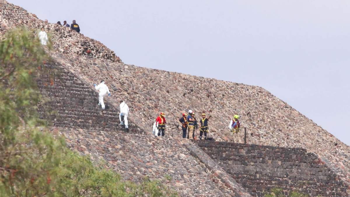 Peritos de la Fiscalía del Estado de México trabajan en la parte alta de la Pirámide de la Luna, ubicada en la Zona Arqueológica, para recabar indicios del tiroteo que dejó como saldo de dos personas muertas