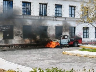 Vandalizan edificios públicos en San Cristóbal para exigir liberación de líder de "motonetos"