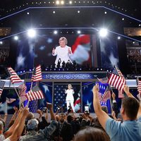 Al asumir candidatura, Hillary Clinton ofrece reforma migratoria