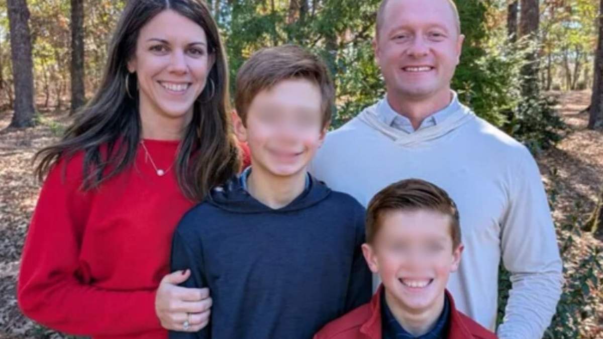 La muerte del profesor Jason Hughes ocurrió durante una broma estudiantil que terminó en accidente. Autoridades investigan el caso.