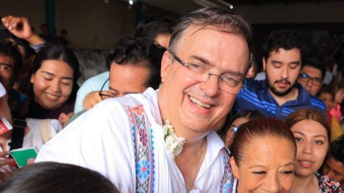Marcelo Ebrard con simpatizantes en Veracruz