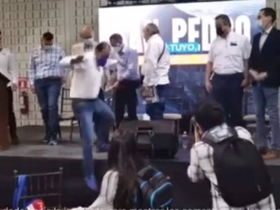Marko Cortés cae de un templete y se vuelve viral (Video)
