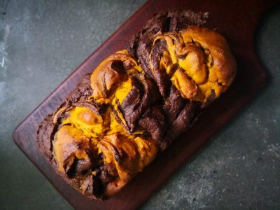 No tires la cáscara de la calabaza: hacé estas crackers y un budín perfectos para una tarde matera