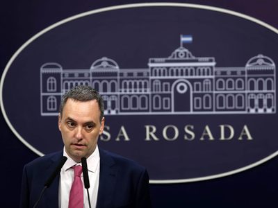Adorni negó censura al periodismo y esquivó preguntas sobre su patrimonio