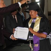 Mujer rarámuri se graduó en Derecho usando birrete y traje tradicional en Chihuahua