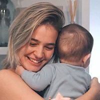 "Primera vez": Laura Escanes deslumbra en Menorca junto a Roma