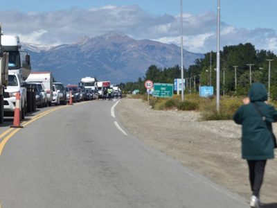 Gastronómicos bloquean la ruta N° 40 en los ingresos a la ciudad andina