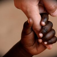 Se complica la situación de la pareja de San Martín que abandonó a los hermanos africanos