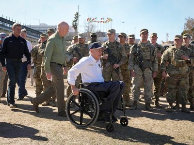 Gobernadores republicanos vuelven a la frontera con México para presionar a Biden sobre migración