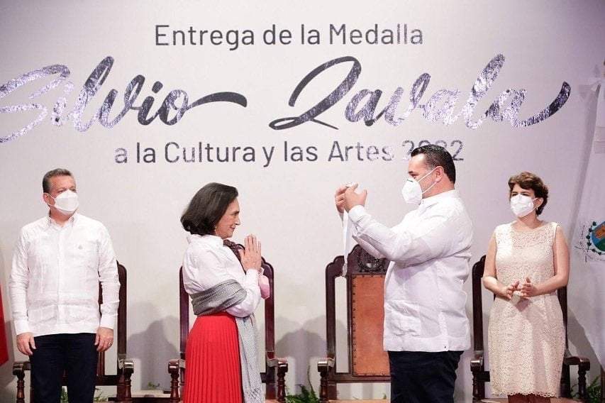 Entrega de medalla a Ofelia Medina