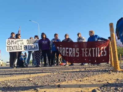 Mujeres obreras textiles volantearon en la ruta 7 en contra del ajuste nacional y provincial