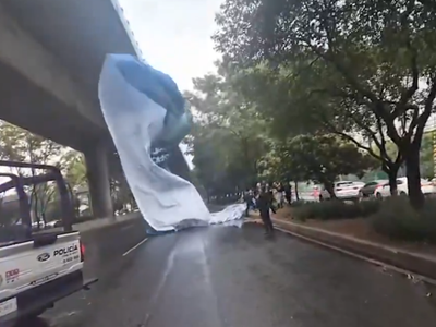Así cayó una lona de espectacular sobre segundo piso de Periférico sur (Video)