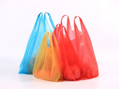 Chau desorden: mirá el truco para doblar rápido las bolsas de plástico y que no ocupen mucho lugar