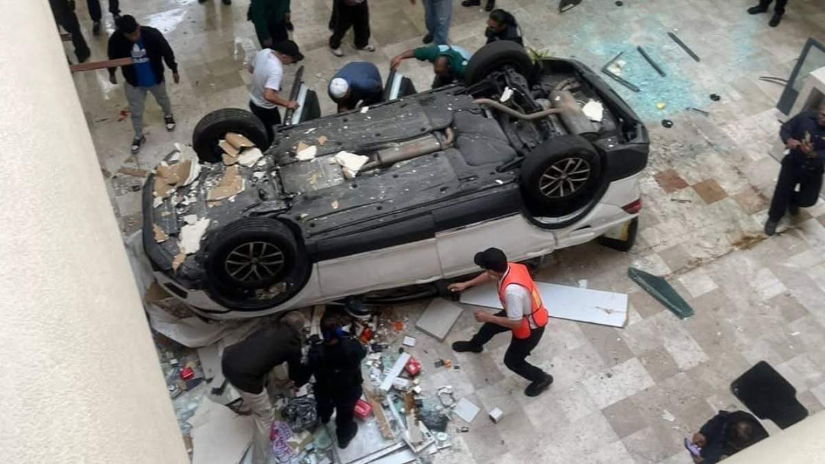 El vehículo volcado en Plaza Lilas
