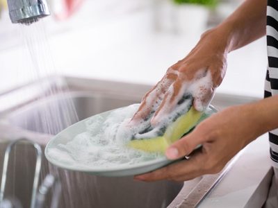 Por qué las visitas no deben lavar los platos ni las copas