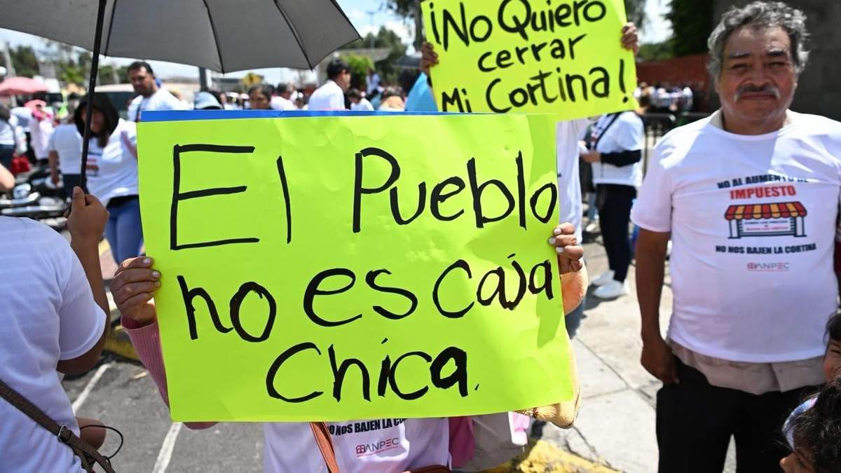 Protesta de pequeños comerciantes en la Cámara de Diputados por aumento de IEPS