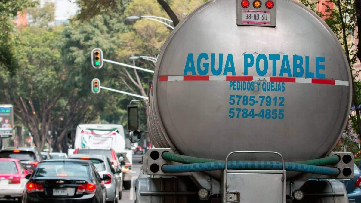 Una pipa de agua potable en la Ciudad de México
