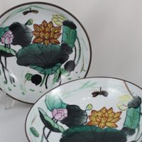 Si tuviste la suerte de heredar los platos de latón de tu abuela, aprovechalos: son furor en decoración y llenan de nostalgia el hogar