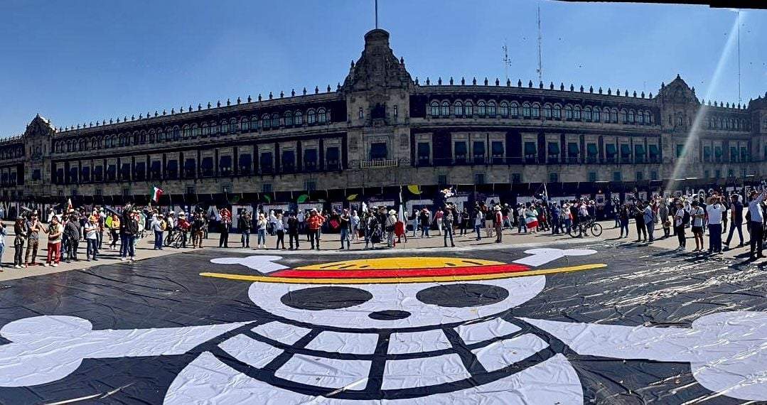La bandera de One Piece un estandarte durante  marcha convocada por la Generación Z.