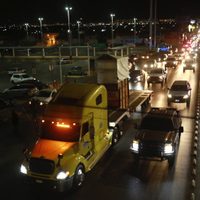 Así va el viaje de la jirafa Benito rumbo a Puebla; la llevan en una caja telescópica (Video)