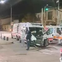 Una ambulancia y un colectivo chocaron en pleno centro de la ciudad