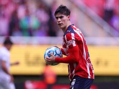 Chivas supera 2-1 a Querétaro para mantener su invicto en la Liga MX (Videos)