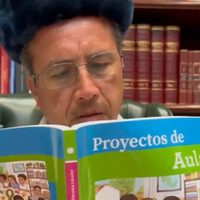 Cuitláhuac García se burla de las campañas contra los libros... y lo tunden en redes