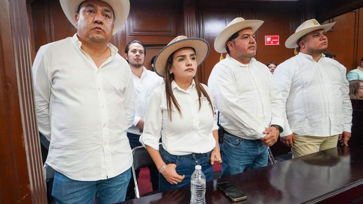 Grecia Quiroz, alcaldesa de Uruapan, con otros integrantes del Movimiento del Sombrero durante una protesta en el Congreso de Michoacán