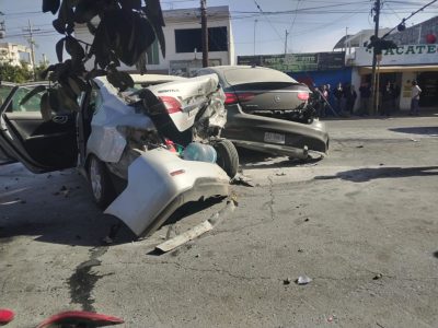 Adolescente destroza Mercedes-Benz al chocar contra ochos autos y una motocicleta en Nuevo León (Vid
