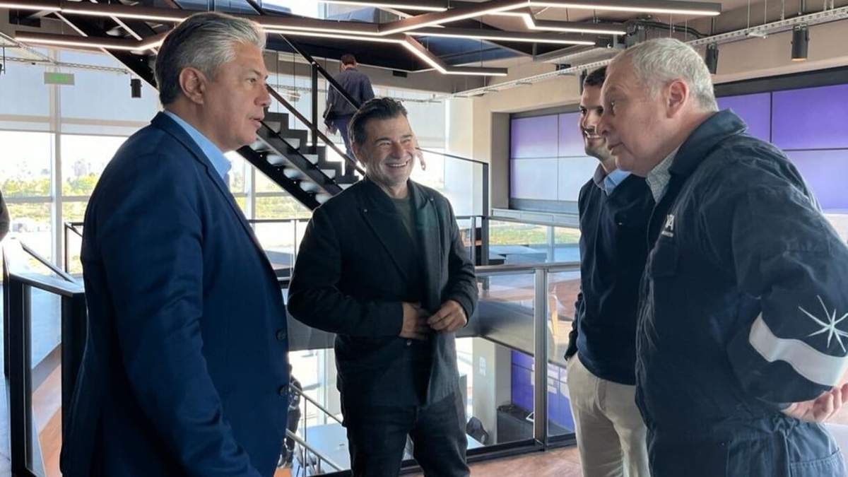 Rolando Figueroa junto a inversores de Vista. Fuente: (Prensa Rolando Figueroa).
