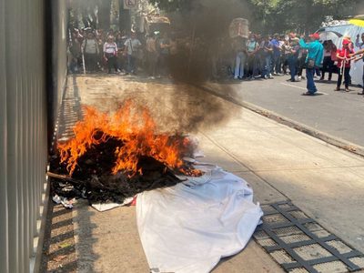 Segunda protesta en sede del PAN; Marko Cortés acusa: “son porros” enviados por AMLO