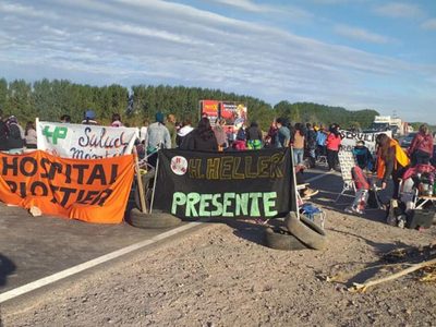 Sin respuestas: el personal de Salud mantiene los cortes en la Ruta del Petróleo