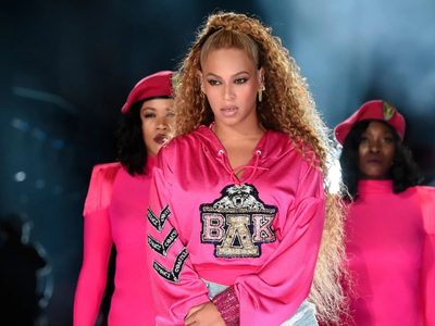 Con 63 vestidos, Beyoncé lanza esta superproducción que revaloriza la cultura afro