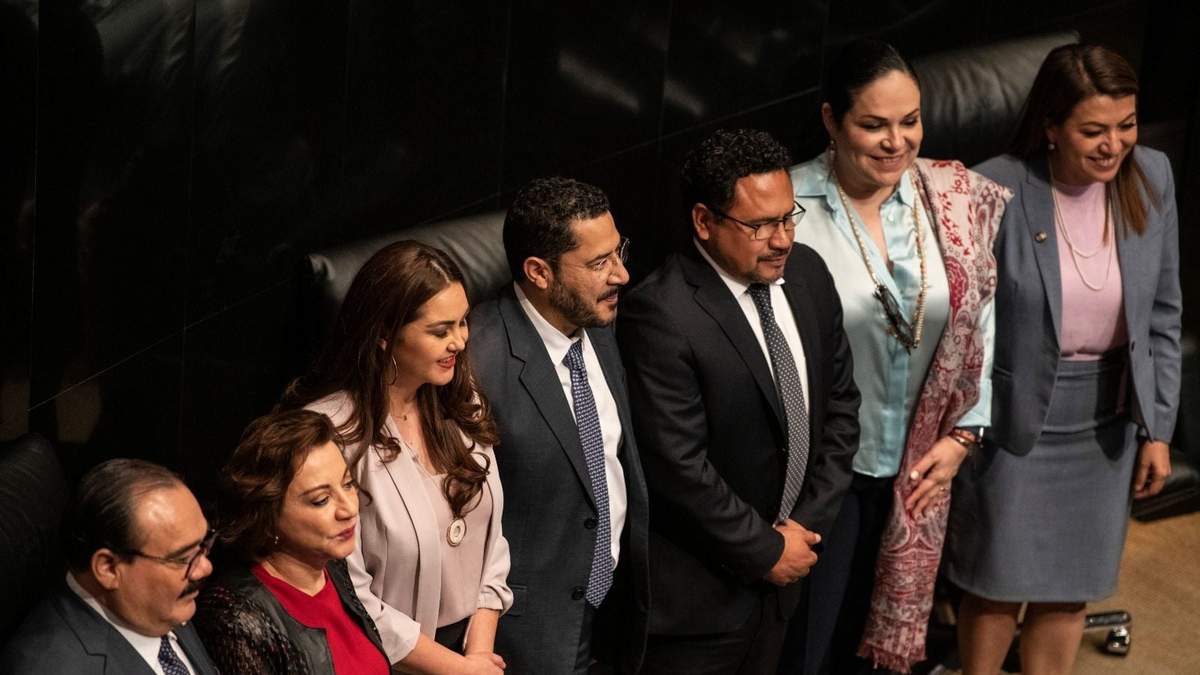 Gustavo Rodrigo Pérez Valdespín (de negro) tras asumir como comisionado de la Cofece en el Senado