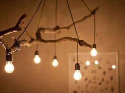 Aprovechá el otoño para recolectar una rama de árbol así: mirá esta increíble idea de lámpara de techo, rústica y "low cost"