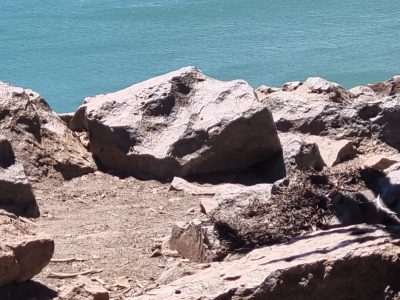 La familia que pintó la piedra del mirador de Caviahue regresó y la limpió