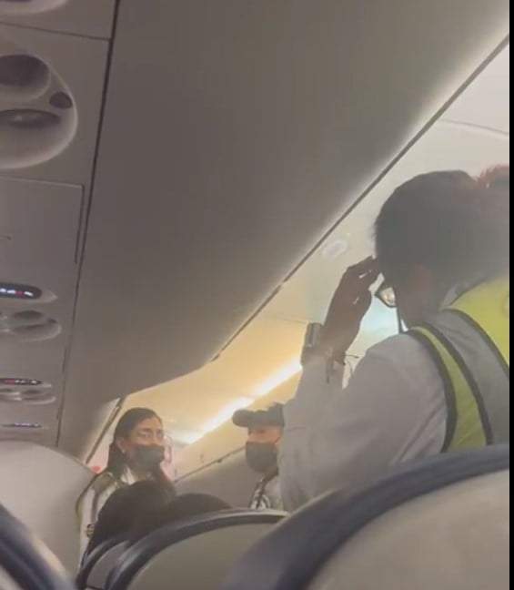 Familia indígena en vuelo de Aeroméxico
