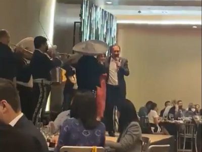 Secretario de Salud de NL se esconde de reporteros tras cantar sin cubrebocas en una reunión
