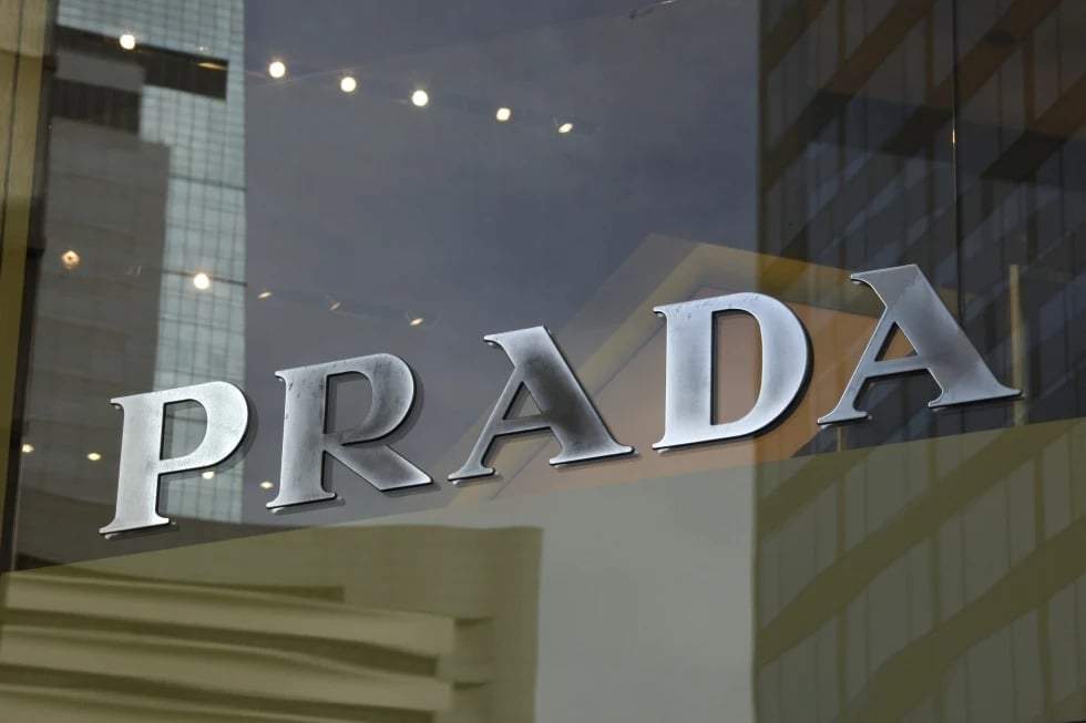 El logotipo de Prada se ve en una tienda de Hong Kong el domingo 12 de junio de 2011.