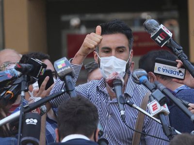 Crecen las sospechas: allanan la casa y el consultorio de Leopoldo Luque, el médico de Maradona
