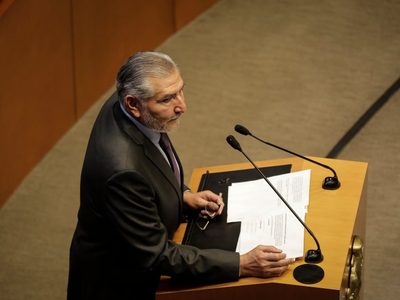 Adán Augusto “reinterpreta” la mayoría calificada; Lorenzo Córdova y Ricardo Monreal lo corrigen