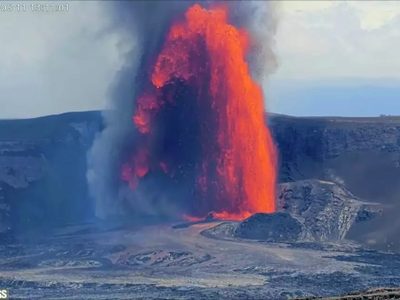 El volcán Kilauea, en Hawái, expulsó lava que alcanzó más de cien metros de altura (Video)