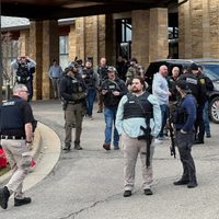 Agentes abaten a hombre armado que embistió con vehículo una sinagoga de Michigan