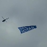 Edomex: sujetos se pasean con armas largas y un helicóptero sobrevuela con bandera azul