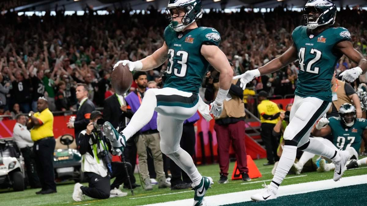 Cooper DeJean (33), de los Eagles de Filadelfia, anota un touchdown después de interceptar un pase a Patrick Mahomes durante la primera mitad del Super Bowl 59 en contra de los Chiefs de Kansas City el domingo 9 de febrero de 2025, en Nueva Orleans