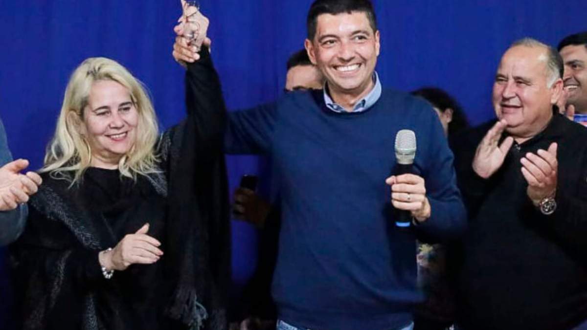 La intendente de Senillosa, Patricia Fernández, junto a Marcos Koopmann. Fuente: (Facebook)