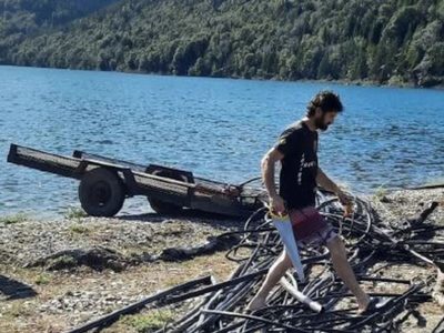 Vecinos de Meliquina sacaron cientos de mangueras del lago